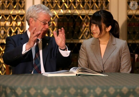 La princesse Mako d'Akishino, petite-fille de l'empereur du Japon, à l'Université d'Edimbourg en mai 2013, au terme de son année passée là-bas dans le cadre d'un échange avec l'Université internationale chrétienne de Tokyo, dont elle est sortie diplômée en mars 2014.