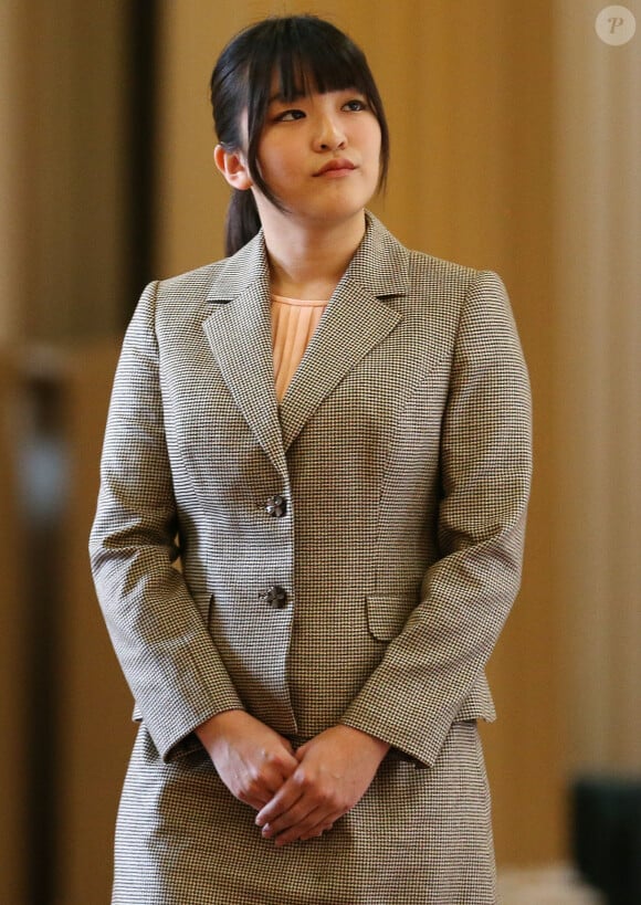 La princesse Mako d'Akishino, petite-fille de l'empereur du Japon, à l'Université d'Edimbourg en mai 2013, au terme de son année passée là-bas dans le cadre d'un échange avec l'Université internationale chrétienne de Tokyo, dont elle est sortie diplômée en mars 2014.