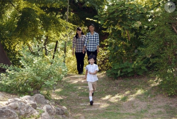 La princesse Mako d'Akishino et la princesse Kako (queue de cheval) entourant leur frère le prince Hisahito chez eux pour son 8e anniversaire le 6 septembre 2014