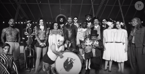 David Beckham et ses amis du cirque - Image tirée du court-métrage Outlaws de Belstaff