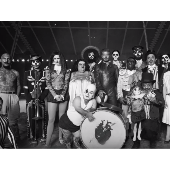 David Beckham et ses amis du cirque - Image tirée du court-métrage Outlaws de Belstaff