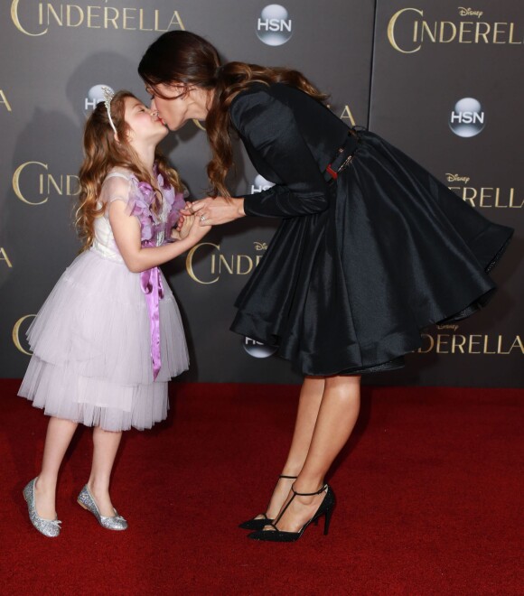 Ali Landry et sa fille Estela - Avant-première du film "Cinderella" (Cendrillon) à Hollywood, le 1er mars 2015.