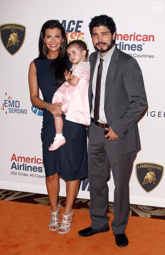 Ali Landry, son mari Alejandro Gomez Monteverde et leur fille à la 17e édition de la cérémonie Race To Erase MS à Santa Monica, le 7 mai 2010
