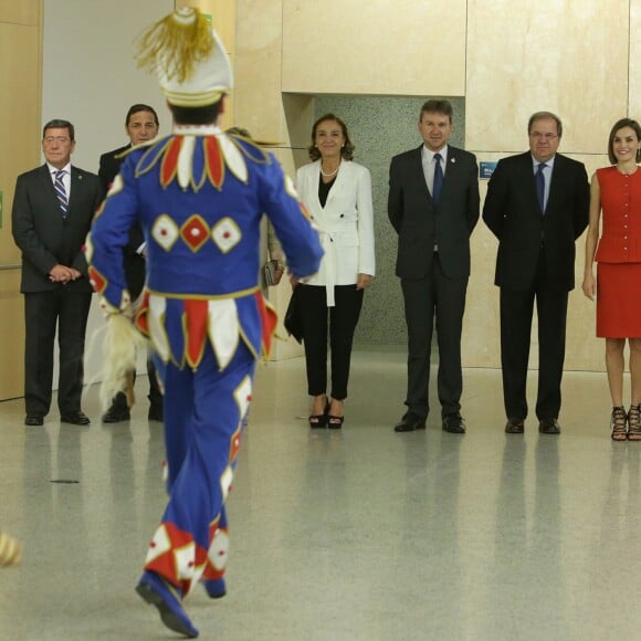 La reine Letizia d'Espagne (tailleur Nina Ricci, sandales Uterque) présidait le 23 septembre 2015 à Burgos la cérémonie de remise du prix V de Vida et des bourses de l'Association espagnole contre le cancer (AECC) et sa fondation scientifique, dont elle est la présidente d'honneur.