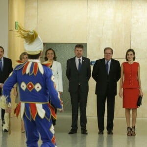 La reine Letizia d'Espagne (tailleur Nina Ricci, sandales Uterque) présidait le 23 septembre 2015 à Burgos la cérémonie de remise du prix V de Vida et des bourses de l'Association espagnole contre le cancer (AECC) et sa fondation scientifique, dont elle est la présidente d'honneur.