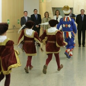 La reine Letizia d'Espagne (tailleur Nina Ricci, sandales Uterque) présidait le 23 septembre 2015 à Burgos la cérémonie de remise du prix V de Vida et des bourses de l'Association espagnole contre le cancer (AECC) et sa fondation scientifique, dont elle est la présidente d'honneur.