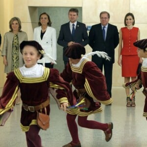 La reine Letizia d'Espagne (tailleur Nina Ricci, sandales Uterque) présidait le 23 septembre 2015 à Burgos la cérémonie de remise du prix V de Vida et des bourses de l'Association espagnole contre le cancer (AECC) et sa fondation scientifique, dont elle est la présidente d'honneur.