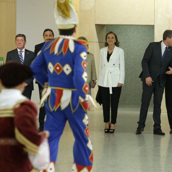 La reine Letizia d'Espagne (tailleur Nina Ricci, sandales Uterque) présidait le 23 septembre 2015 à Burgos la cérémonie de remise du prix V de Vida et des bourses de l'Association espagnole contre le cancer (AECC) et sa fondation scientifique, dont elle est la présidente d'honneur.