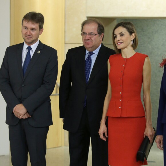 La reine Letizia d'Espagne (tailleur Nina Ricci, sandales Uterque) présidait le 23 septembre 2015 à Burgos la cérémonie de remise du prix V de Vida et des bourses de l'Association espagnole contre le cancer (AECC) et sa fondation scientifique, dont elle est la présidente d'honneur.