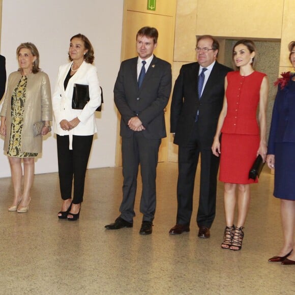 La reine Letizia d'Espagne (tailleur Nina Ricci, sandales Uterque) présidait le 23 septembre 2015 à Burgos la cérémonie de remise du prix V de Vida et des bourses de l'Association espagnole contre le cancer (AECC) et sa fondation scientifique, dont elle est la présidente d'honneur.