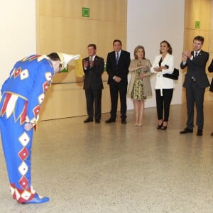 La reine Letizia d'Espagne (tailleur Nina Ricci, sandales Uterque) présidait le 23 septembre 2015 à Burgos la cérémonie de remise du prix V de Vida et des bourses de l'Association espagnole contre le cancer (AECC) et sa fondation scientifique, dont elle est la présidente d'honneur.