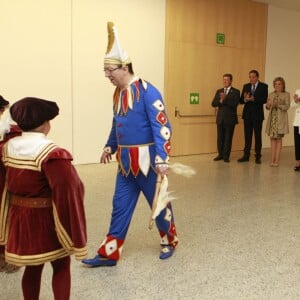 La reine Letizia d'Espagne (tailleur Nina Ricci, sandales Uterque) présidait le 23 septembre 2015 à Burgos la cérémonie de remise du prix V de Vida et des bourses de l'Association espagnole contre le cancer (AECC) et sa fondation scientifique, dont elle est la présidente d'honneur.