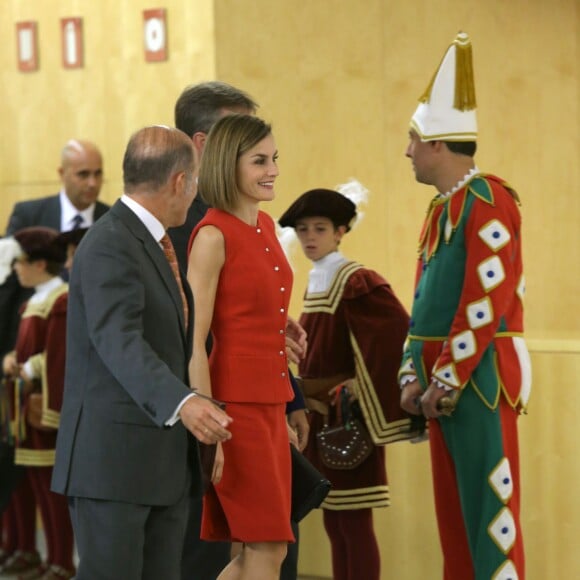 La reine Letizia d'Espagne (tailleur Nina Ricci, sandales Uterque) présidait le 23 septembre 2015 à Burgos la cérémonie de remise du prix V de Vida et des bourses de l'Association espagnole contre le cancer (AECC) et sa fondation scientifique, dont elle est la présidente d'honneur.