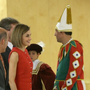 La reine Letizia d'Espagne (tailleur Nina Ricci, sandales Uterque) présidait le 23 septembre 2015 à Burgos la cérémonie de remise du prix V de Vida et des bourses de l'Association espagnole contre le cancer (AECC) et sa fondation scientifique, dont elle est la présidente d'honneur.