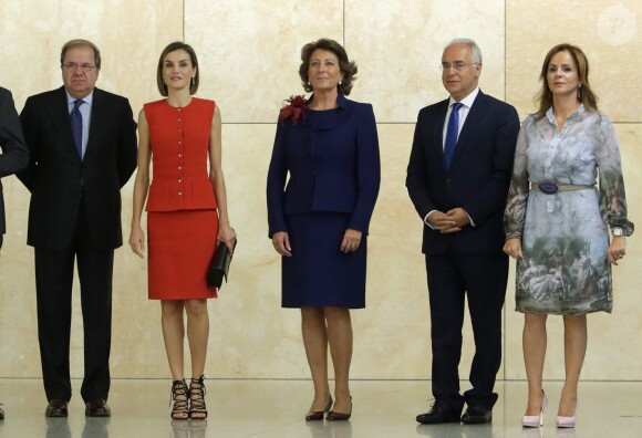 La reine Letizia d'Espagne (tailleur Nina Ricci, sandales Uterque) présidait le 23 septembre 2015 à Burgos la cérémonie de remise du prix V de Vida et des bourses de l'Association espagnole contre le cancer (AECC) et sa fondation scientifique, dont elle est la présidente d'honneur.