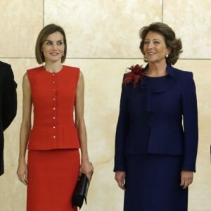 La reine Letizia d'Espagne (tailleur Nina Ricci, sandales Uterque) présidait le 23 septembre 2015 à Burgos la cérémonie de remise du prix V de Vida et des bourses de l'Association espagnole contre le cancer (AECC) et sa fondation scientifique, dont elle est la présidente d'honneur.