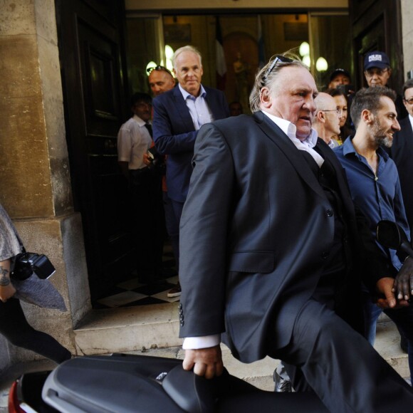 Gérard Depardieu, en tournage à Marseille, vient saluer le maire Jean-Claude Gaudin à l'Hotel de Ville le 1er septembre 2015.