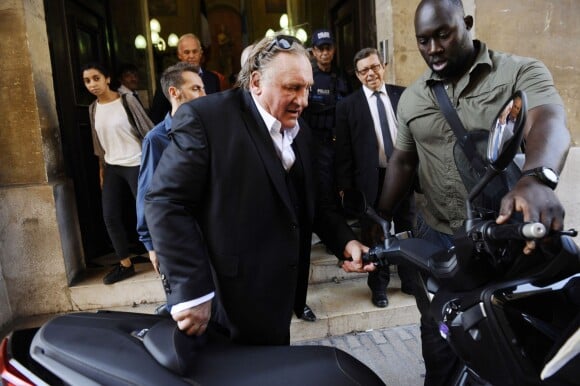 Gérard Depardieu (avec son garde du corps) en tournage à Marseille le 1er septembre 2015.