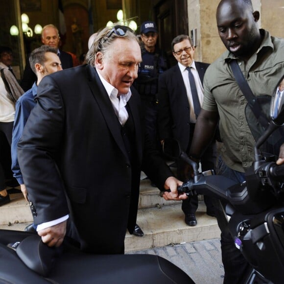 Gérard Depardieu (avec son garde du corps) en tournage à Marseille le 1er septembre 2015.