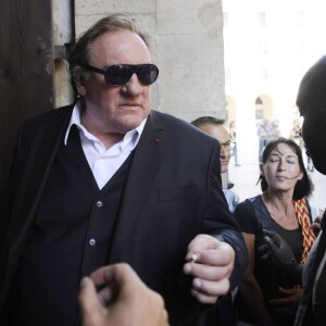 Gérard Depardieu, en tournage à Marseille, vient saluer le maire Jean-Claude Gaudin à l'Hotel de Ville le 1er septembre 2015.