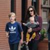 Liv Tyler et ses fils Milo Langdon et Sailor Gardner dans la rue à New York, le 25 septembre 2015.