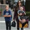 Liv Tyler, bague au doigt, avec ses fils Milo et Sailor, à New York le 25 septembre 2015.