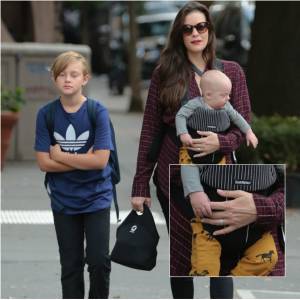 Liv Tyler, bague au doigt, avec ses fils Milo et Sailor, à New York le 25 septembre 2015.