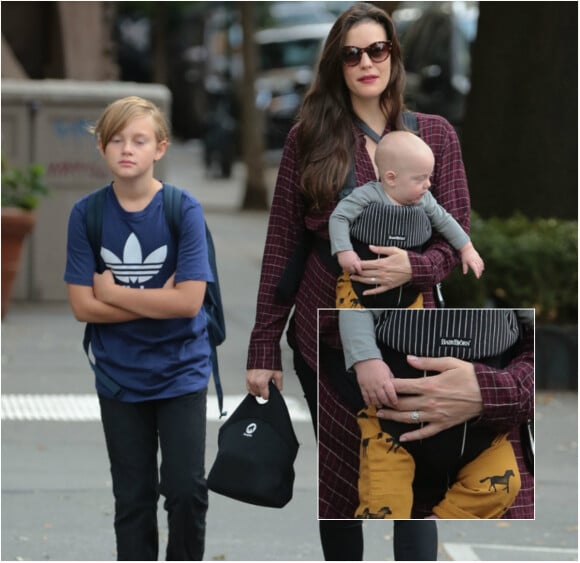 Liv Tyler, bague au doigt, avec ses fils Milo et Sailor, à New York le 25 septembre 2015.