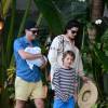 Liv Tyler, son compagnon Dave Gardner et leurs fils Grey et Sailor profitent de la piscine en ce dimanche de Pâques à Miami, le 5 avril 2015, pendant leurs vacances.