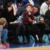 Liv Tyler et son compagnon Dave Gardner assistent, avec leurs fils respectifs Milo Langdon et Grey Gardner, au match de basket New York Knicks / Brooklyn Nets à New York le 1er avril 2015