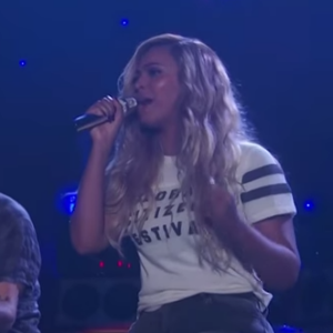 Beyoncé avec Eddie Vedder au Global Citizen Festival 2015. (capture d'écran)