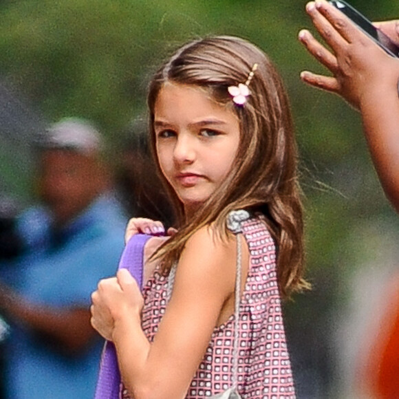 Suri Cruise, la fille de Tom Cruise et Katie Holmes, rentre à la maison après un rendez-vous avec ses amies à New York le 27 juillet 2015.