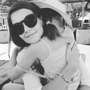 Katie Holmes pose avec sa fille Suri (photo postée le 13 septembre 2015)