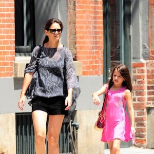 Katie Holmes et sa fille Suri se promènent dans les rues de New York, le 12 juillet 2014.