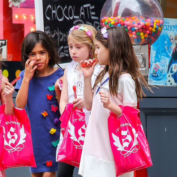 Katie Holmes emmène sa fille Suri et ses amies dans un magasin de bonbons à New York, le 4 mai 2014.