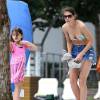 Katie Holmes se relaxe au bord d'une piscine avec sa fille Suri a Miami, le 1er janvier 2014.
