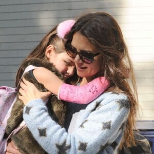 Katie Holmes accompagne sa fille Suri à New York le 1er octobre 2013.