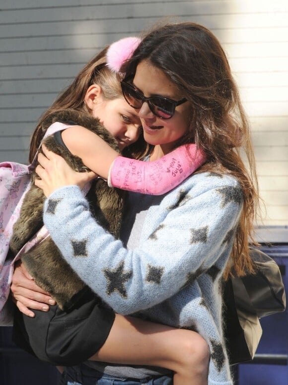Katie Holmes accompagne sa fille Suri à New York le 1er octobre 2013.
