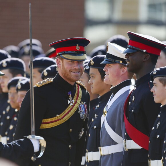 Le prince Harry en visite surprise à l'école royale militaire Duke d'York à Dover dans le Kent le 28 septembre 2015
