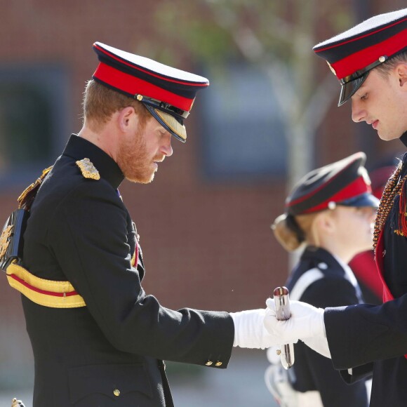 Le prince Harry en visite surprise à l'école royale militaire Duke d'York à Dover dans le Kent le 28 septembre 2015