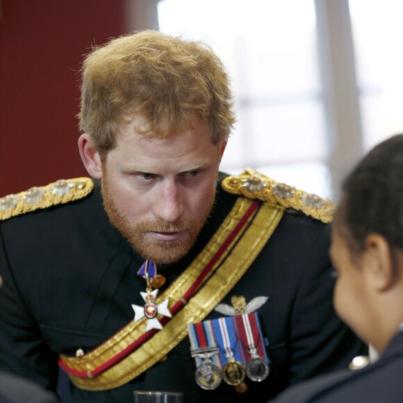 Le prince Harry en visite surprise à l'école royale militaire Duke d'York à Dover dans le Kent le 28 septembre 2015