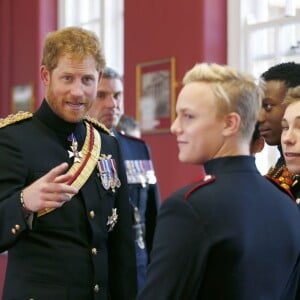 Le prince Harry en visite surprise à l'école royale militaire Duke d'York à Dover dans le Kent le 28 septembre 2015