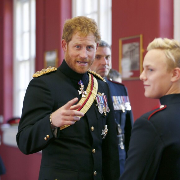 Le prince Harry en visite surprise à l'école royale militaire Duke d'York à Dover dans le Kent le 28 septembre 2015
