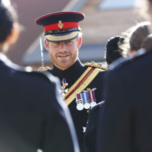 Le prince Harry en visite surprise à l'école royale militaire Duke d'York à Dover dans le Kent le 28 septembre 2015