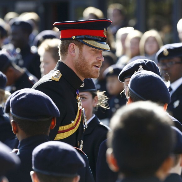Le prince Harry en visite surprise à l'école royale militaire Duke d'York à Dover dans le Kent le 28 septembre 2015