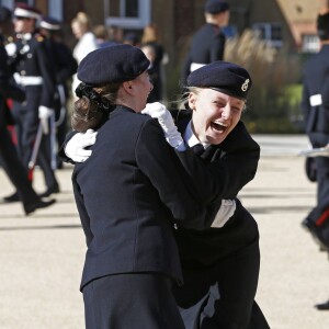 Ces jeunes femmes ont eu du mal à se contenir face à la visite surprise du prince Harry à l'école royale militaire Duke d'York à Dover dans le Kent le 28 septembre 2015
