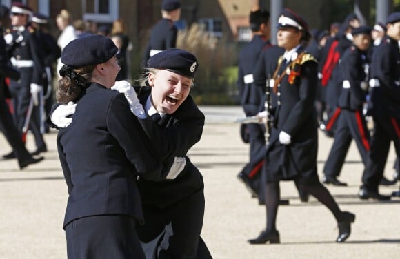 Ces jeunes femmes ont eu du mal à se contenir face à la visite surprise du prince Harry à l'école royale militaire Duke d'York à Dover dans le Kent le 28 septembre 2015