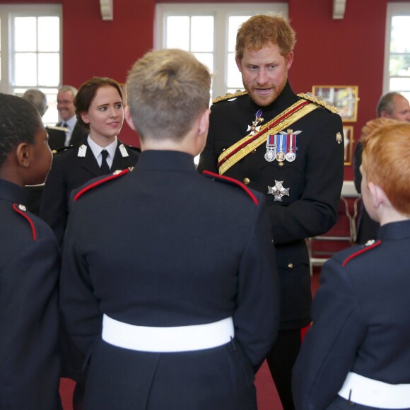 Le prince Harry a rendu une visite surprise aux 406 élèves de l'école militaire royale Duke d'York à Dover dans le Kent le 28 septembre 2015