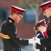 Le prince Harry a tout de même pu remettre quelques médailles lors de sa visite surprise aux 406 élèves de l'école militaire royale Duke d'York à Dover dans le Kent le 28 septembre 2015