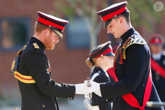 Le prince Harry a tout de même pu remettre quelques médailles lors de sa visite surprise aux 406 élèves de l'école militaire royale Duke d'York à Dover dans le Kent le 28 septembre 2015